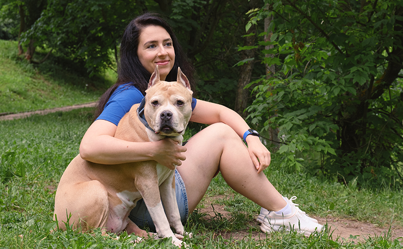 女性とアメリカンスタッフォードシャーテリア