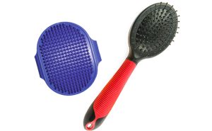 犬用のピンブラシとラバーブラシ